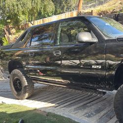 Chevy Avalanche 2005 6” Lift 4by4 Parts Or Sale