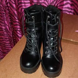 I'm selling women's boots