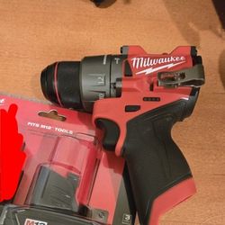 Milwaukee Fuel 1/2" Hammer Drill/ Driver M12 includes 3.0 Battery 