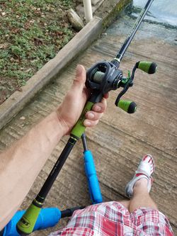LIKE NEW Lews mach 2 baitcaster combo for Sale in Converse, TX