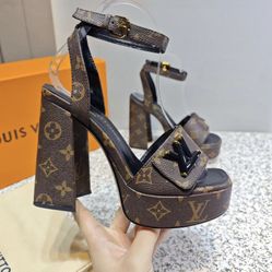 LV  PLATFORM  SANDALS  US size 8  NEW