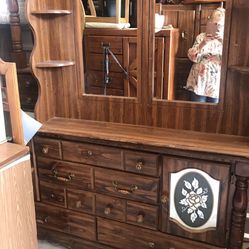 🌹BEAUTIFUL DRESSER WITH MIRROR-SOLID WOOD 🌹