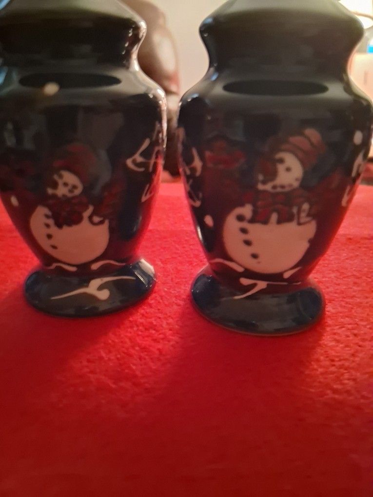VINTAGE CERAMIC BLUE HOLIDAY SNOWMAN AND SNOWFLAKE SALT & PEPPER SHAKERS