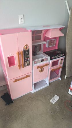 Toy kitchen