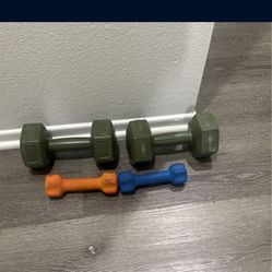 (2) 5 Lb Weights And (2) 2 Lb Weights 