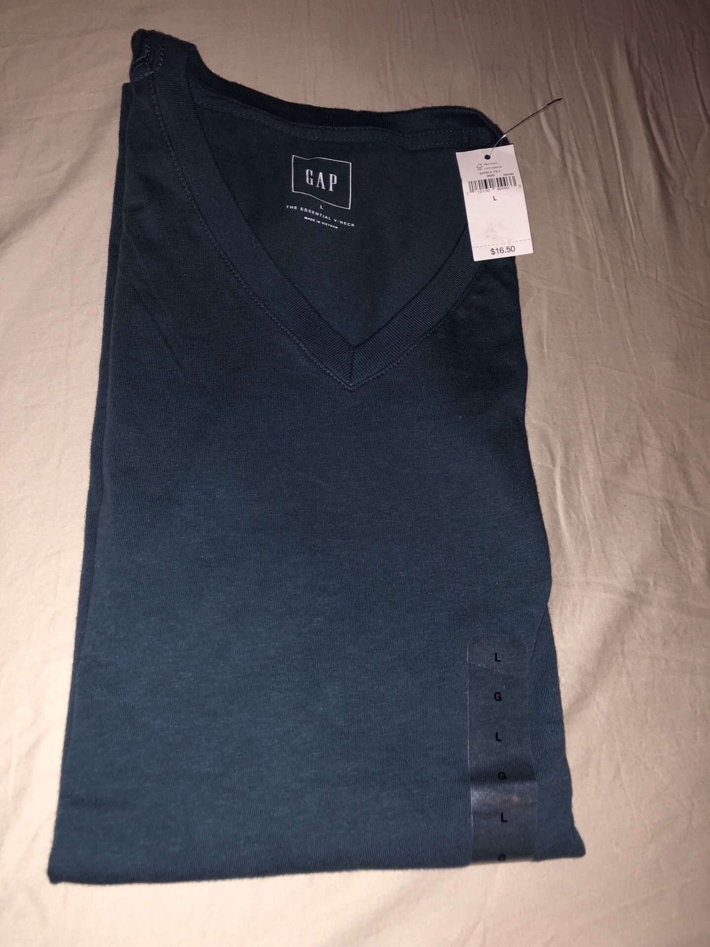 Gap Men's Size Large V-neck shirt