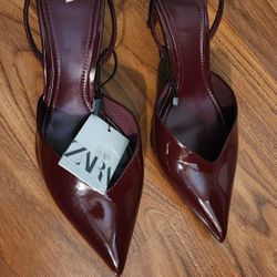 Patent-effect slingback shoes. V-vamp.