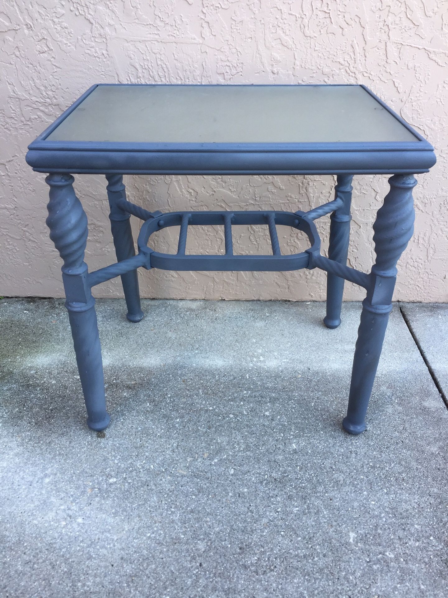 Outdoor garden patio furniture side end table gray