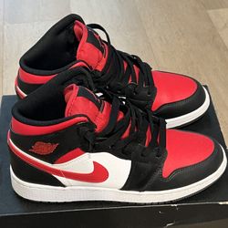 Air Jordan MID (GS) (Size: 5.5 men’s) 