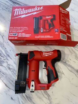 Milwaukee M12 23ga pin nailer