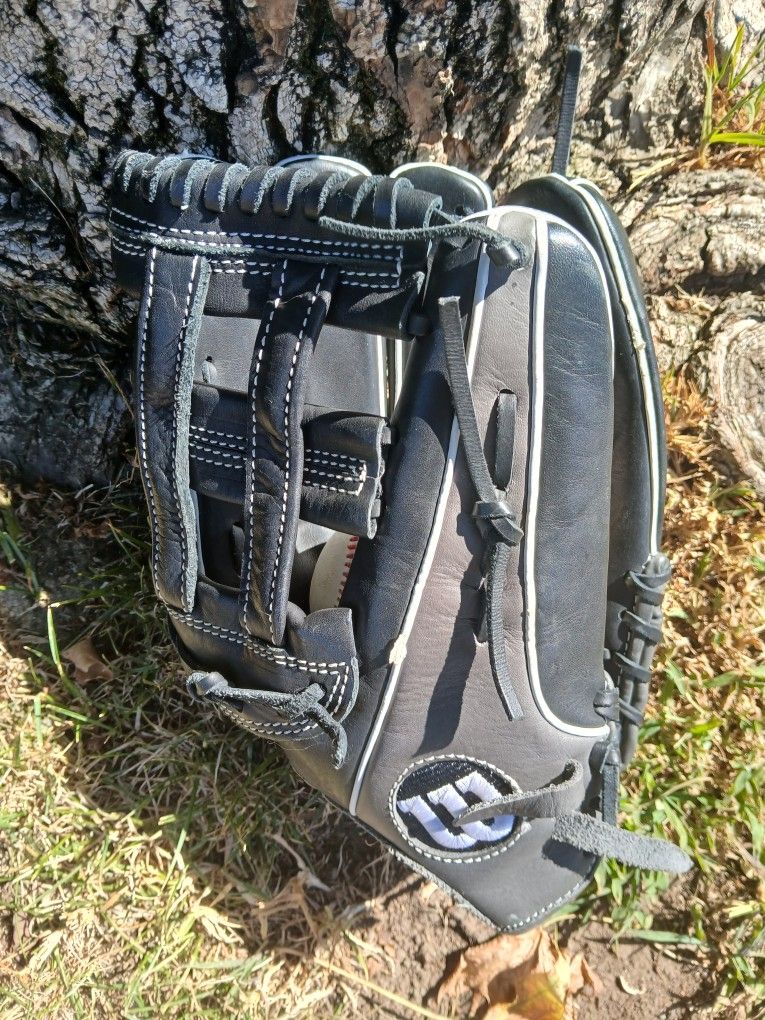 Wilson "PRO STYLE" Outfielders Glove. Located In "GLENDORA" FIRM PRICE