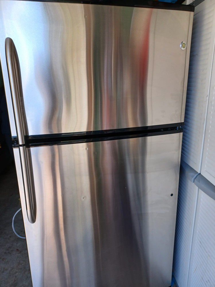 Stainless Refrigerator Top Freezer 