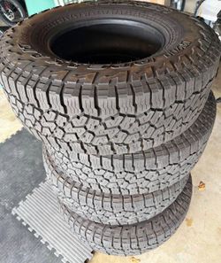 285/70/17 falken Selling a set of 4 tires in excellent condition 🫡