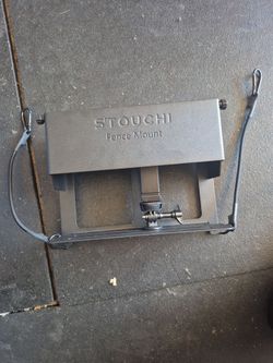 Stouchi fence mount