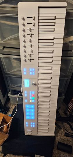 Arturia keylab essentials mk3 61 key midi keyboard piano in box mint condition