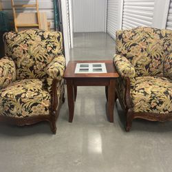 2 beautiful chairs with table in good condition.