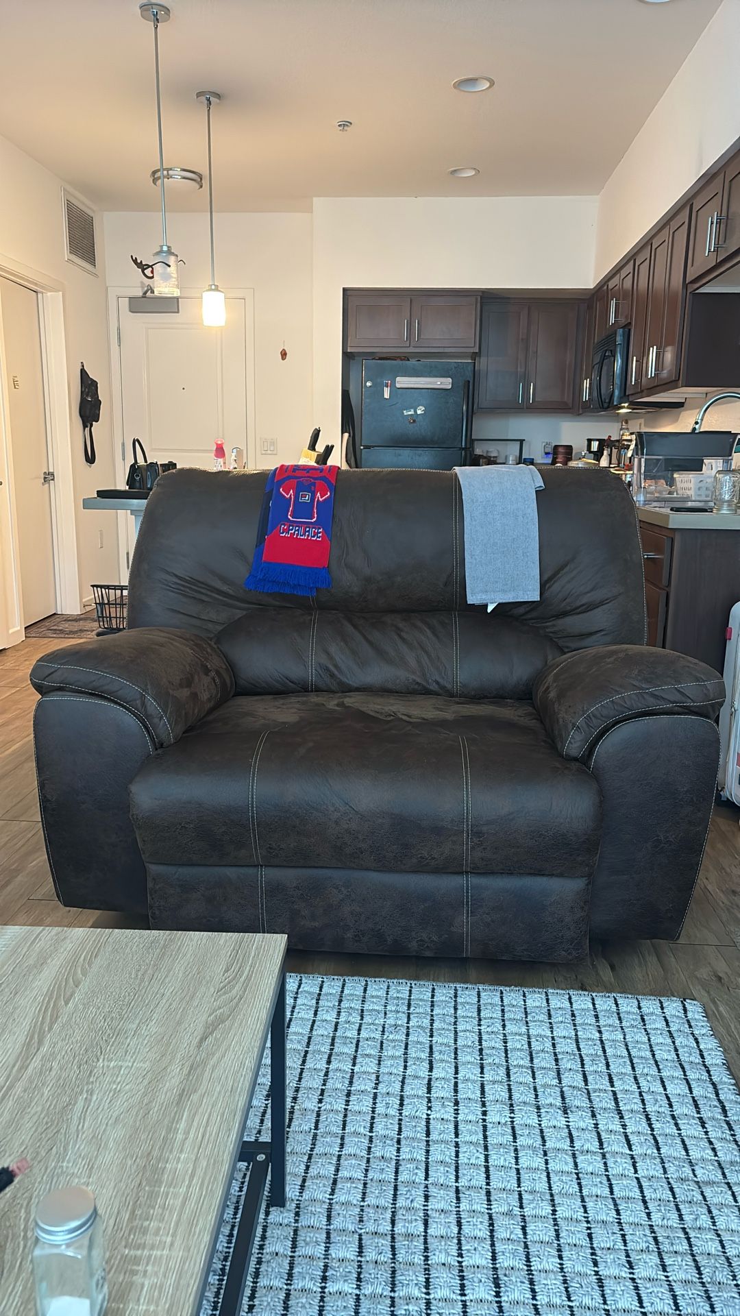 Brown Recliner Loveseat – Excellent Condition, Comfortable & Sturdy