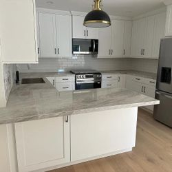 Brand New White Shaker Cabinets w Quartz Countertops (10 × 10 Kitchen)