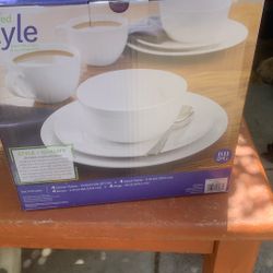 16 Piece Porcelain Dinnerware Set