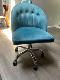 Office Chair. Almost new! Excellent condition.