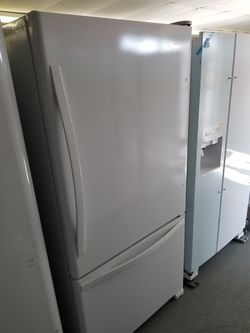 Scratch and dent whirlpool 22cu.ft bottom freezer fridge 1 year warranty