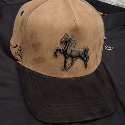 Gorra con estampa de caballos