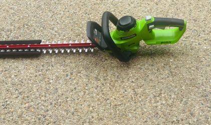 Greenworks 24V 22" Cordless Hedge Trimmer, with battery