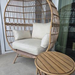 Egg Chair With 4 Cushions & A Matching Table 