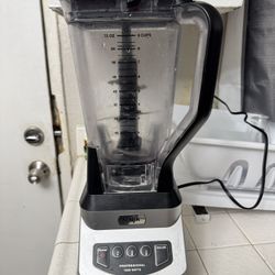 Ninja Professional Blender 1000W 72oz. Smoothie Maker