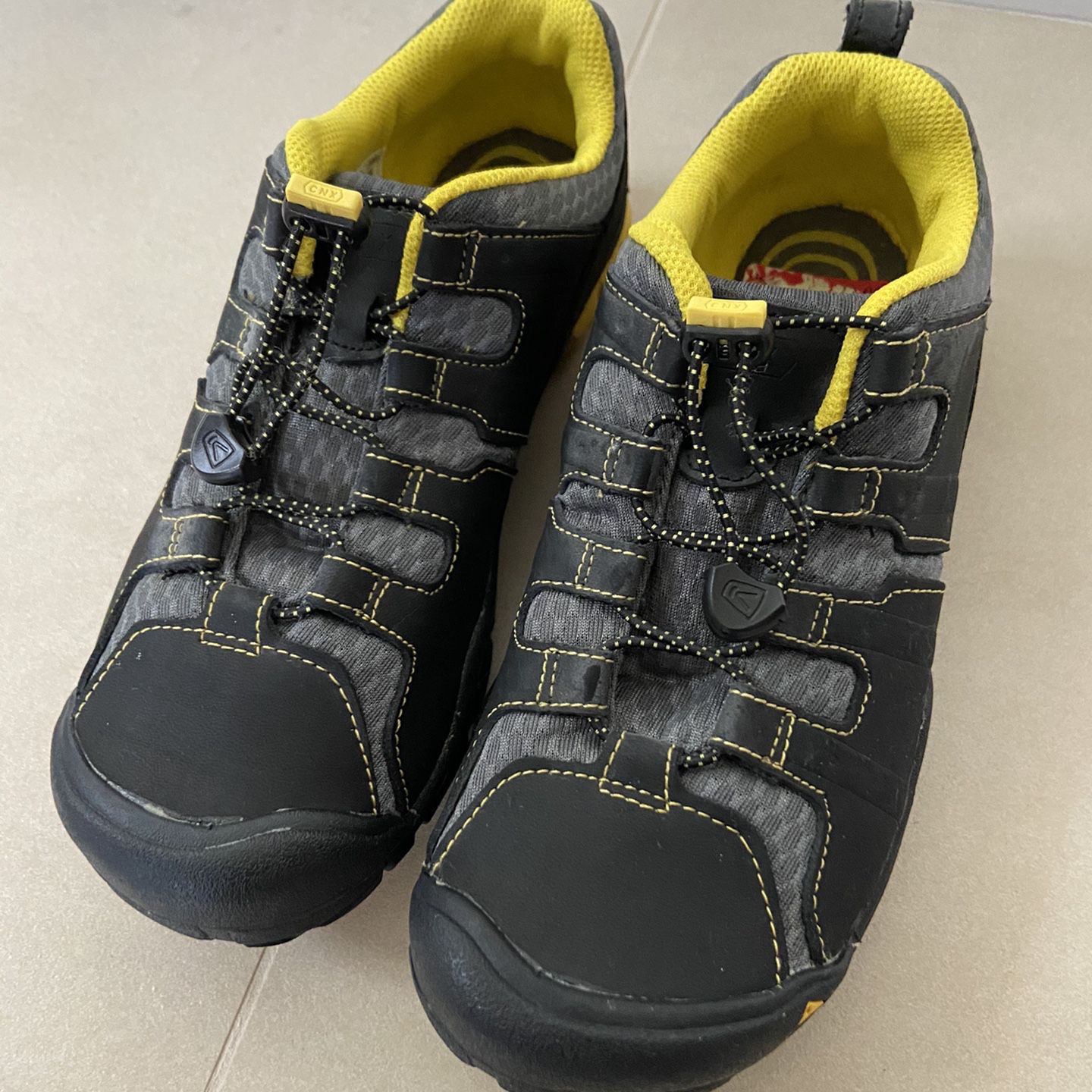 Brand New Keen Boy Hiking Sneaker Shoe Size 3