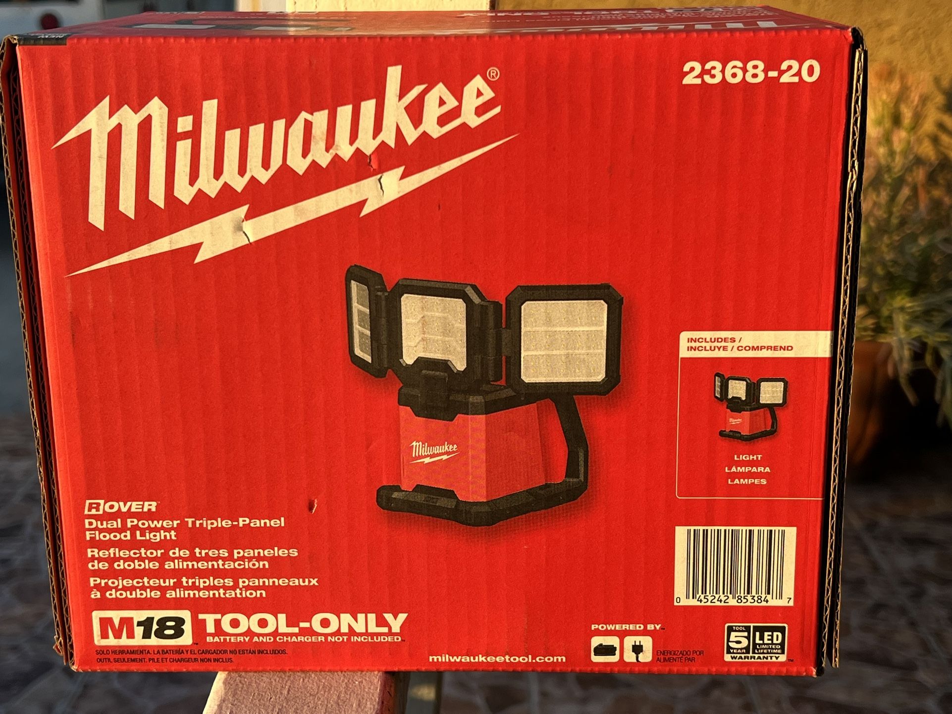 Milwaukee M18 18-Volt Lithium-Ion Cordless 4500 Lumens ROVER Dual Power Triple-Panel Flood & Area Light (Tool-Only)