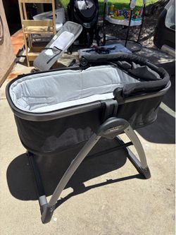 Peg Perego Ypsi Bassinet and Home Stand