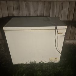Freezer Magic Chef Brand - Good Condition Used As A manual cooler Box   - 70 $ Firmed Price 