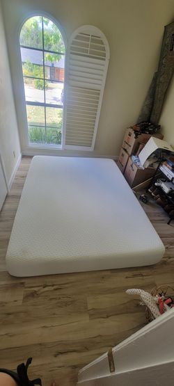 Queen Mattress "Tuft & Needle"