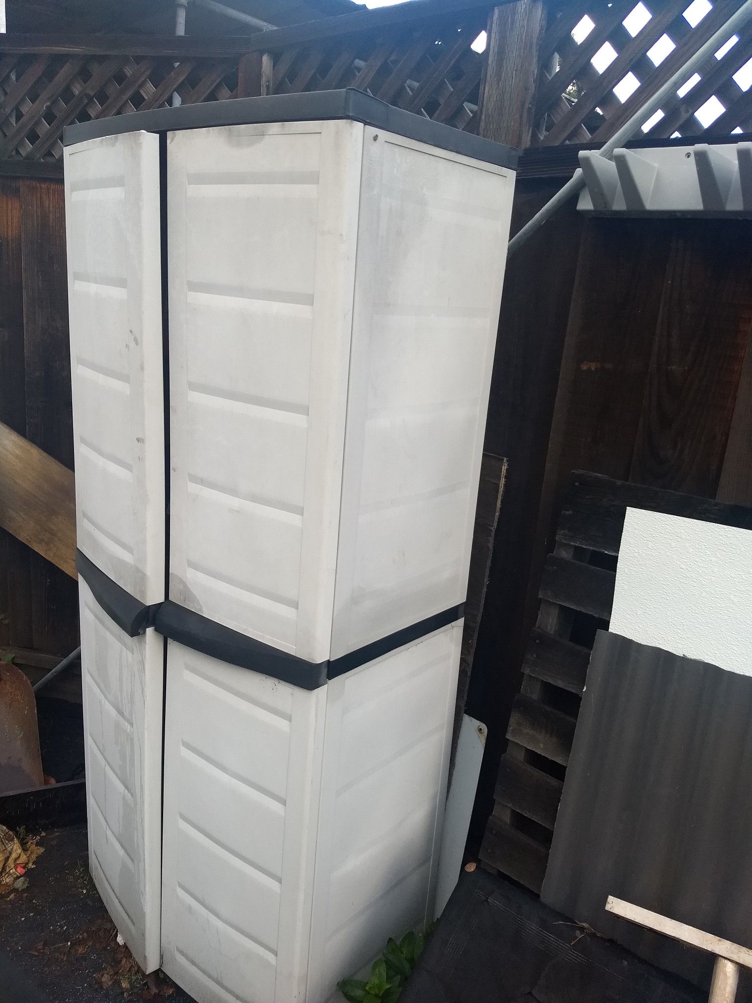 Free outdoor Rubbermaid shed "Pending Pickup"