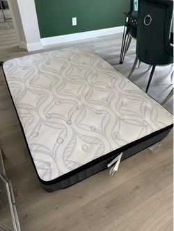 Ashley Furniture 12” Pocketed Hybrid Full Mattress