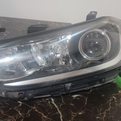 2017 Hyundai Elantra SE Driver Side Headlight