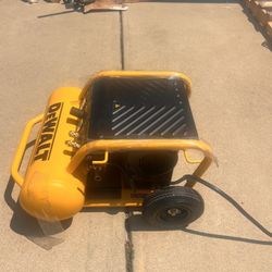 Brand new DEWALT portable compressor  225 PSI ,4.5 Gal with step.