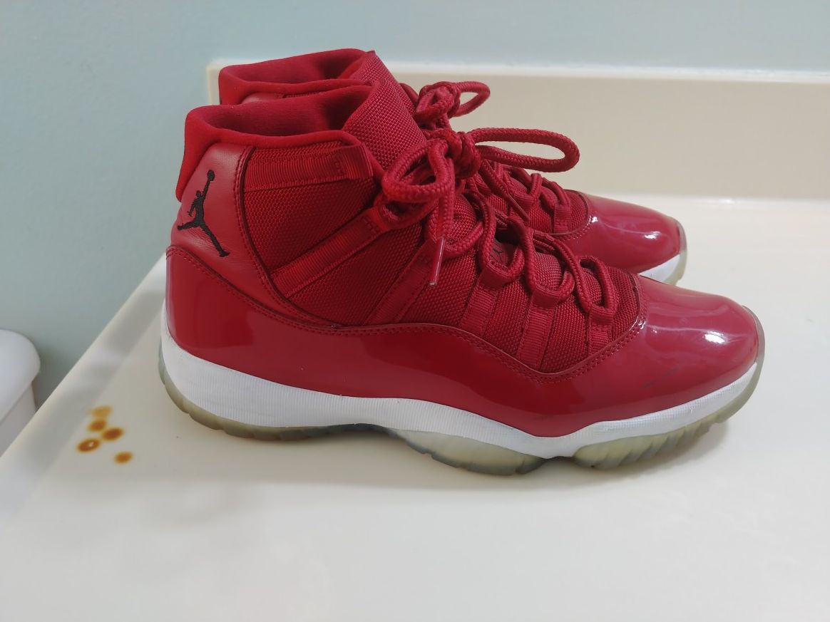 Jordan 11 red size 9.5