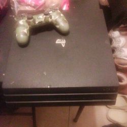 PS4 PRO WITH CAMO CONTROLLER 
