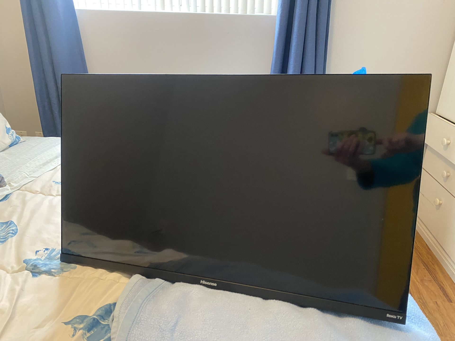 32 inch hisense Roku LED tv 