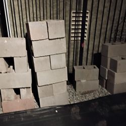 25 HEAVY DUTY CINDER BLOCKS 