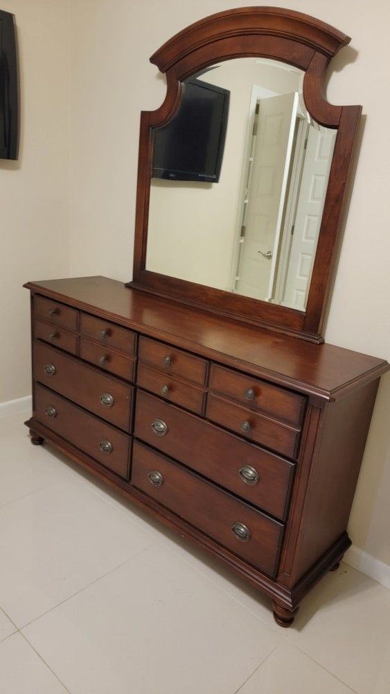 Queen Bedroom Set / Make Offer