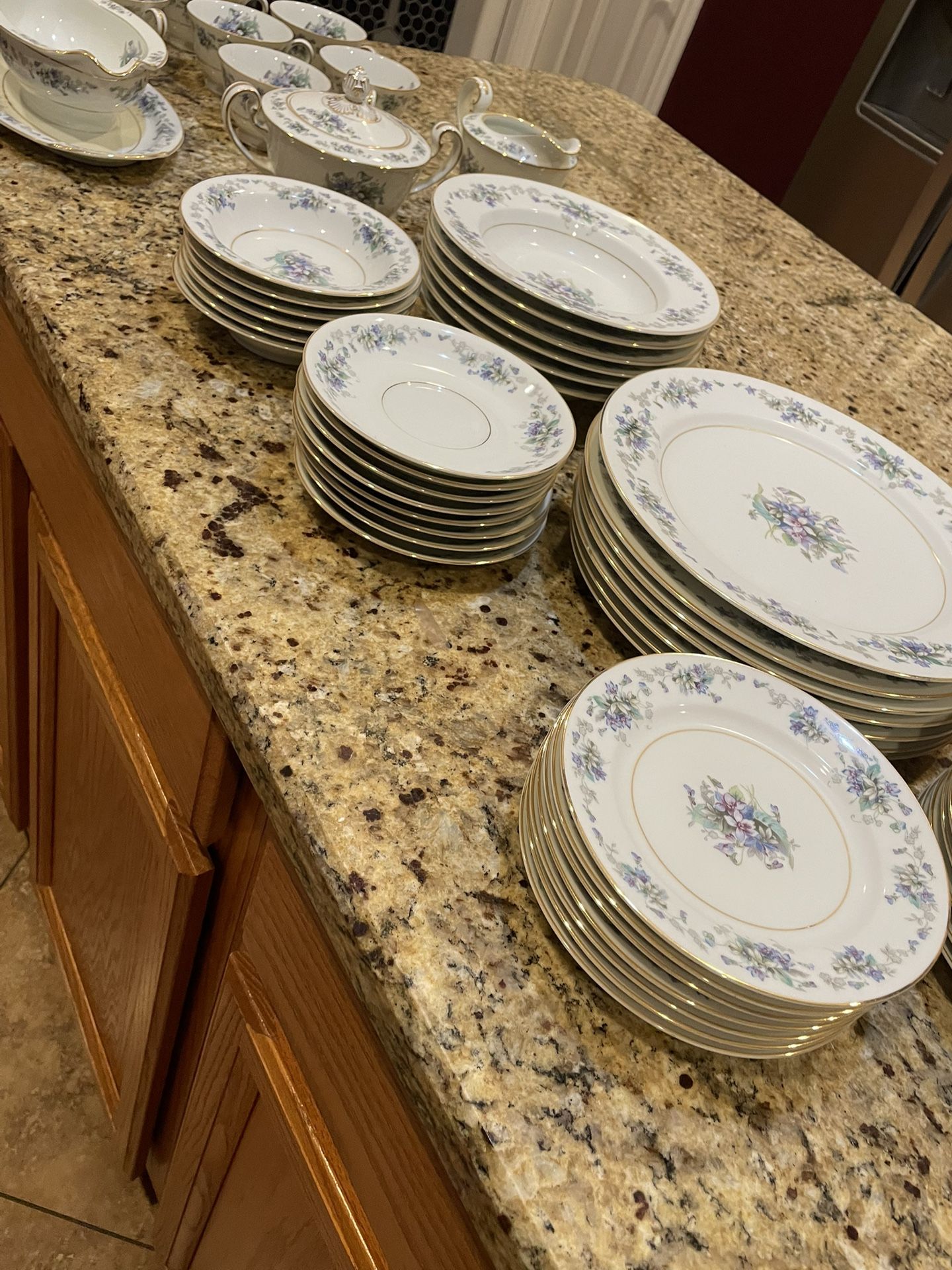 Noritake Violette 3054 China Set