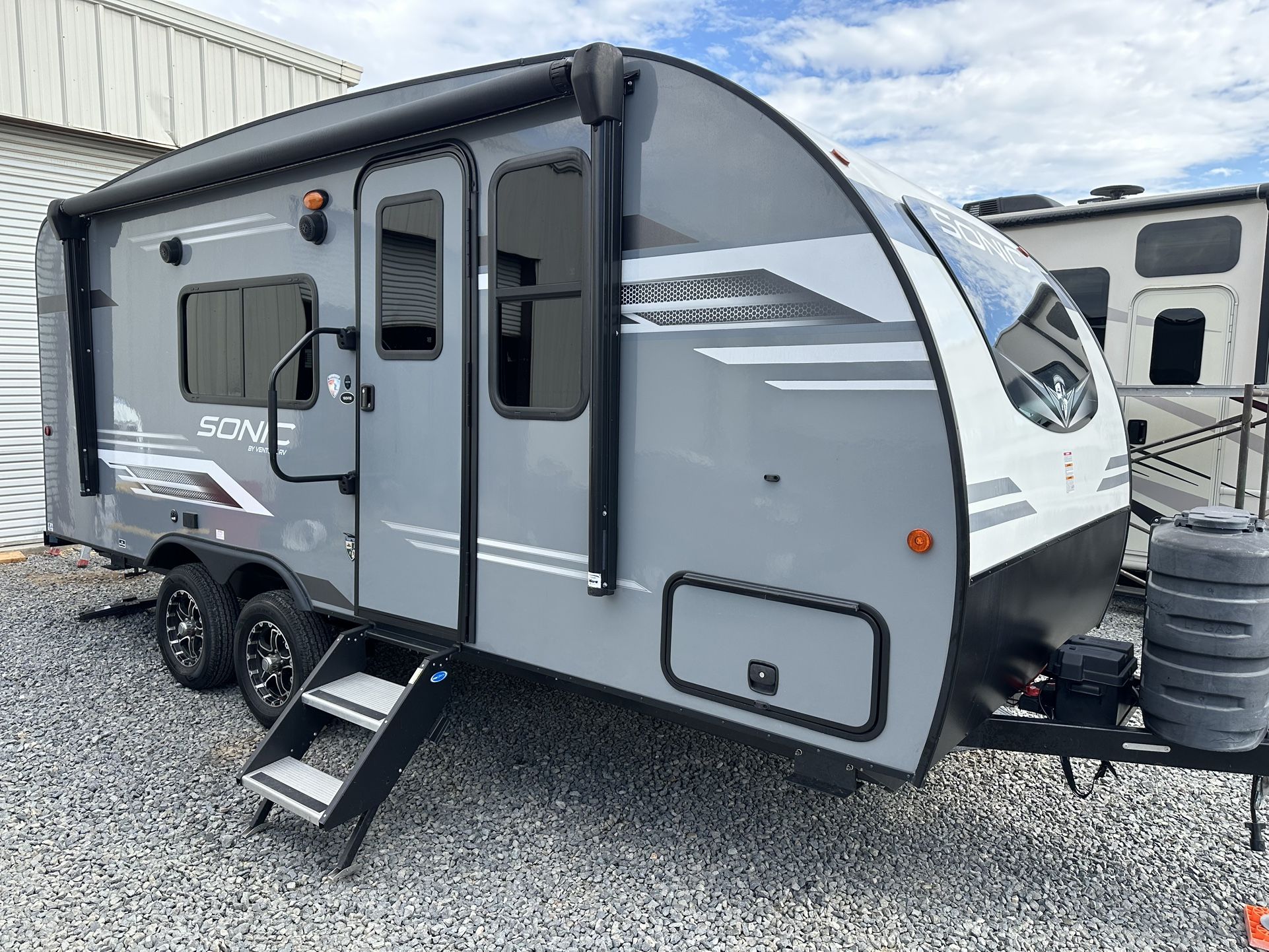 23 Venture 190 dual Axle Travel Trailer Clean Lightweight 
