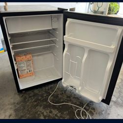 Mini fridge black and decker 2.5 cu ft