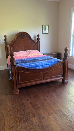 Bassett Queen Bed with 15 drawer chest