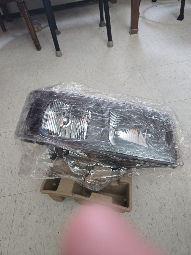 GMC Savannah 2007 To 2008Front Light $80 