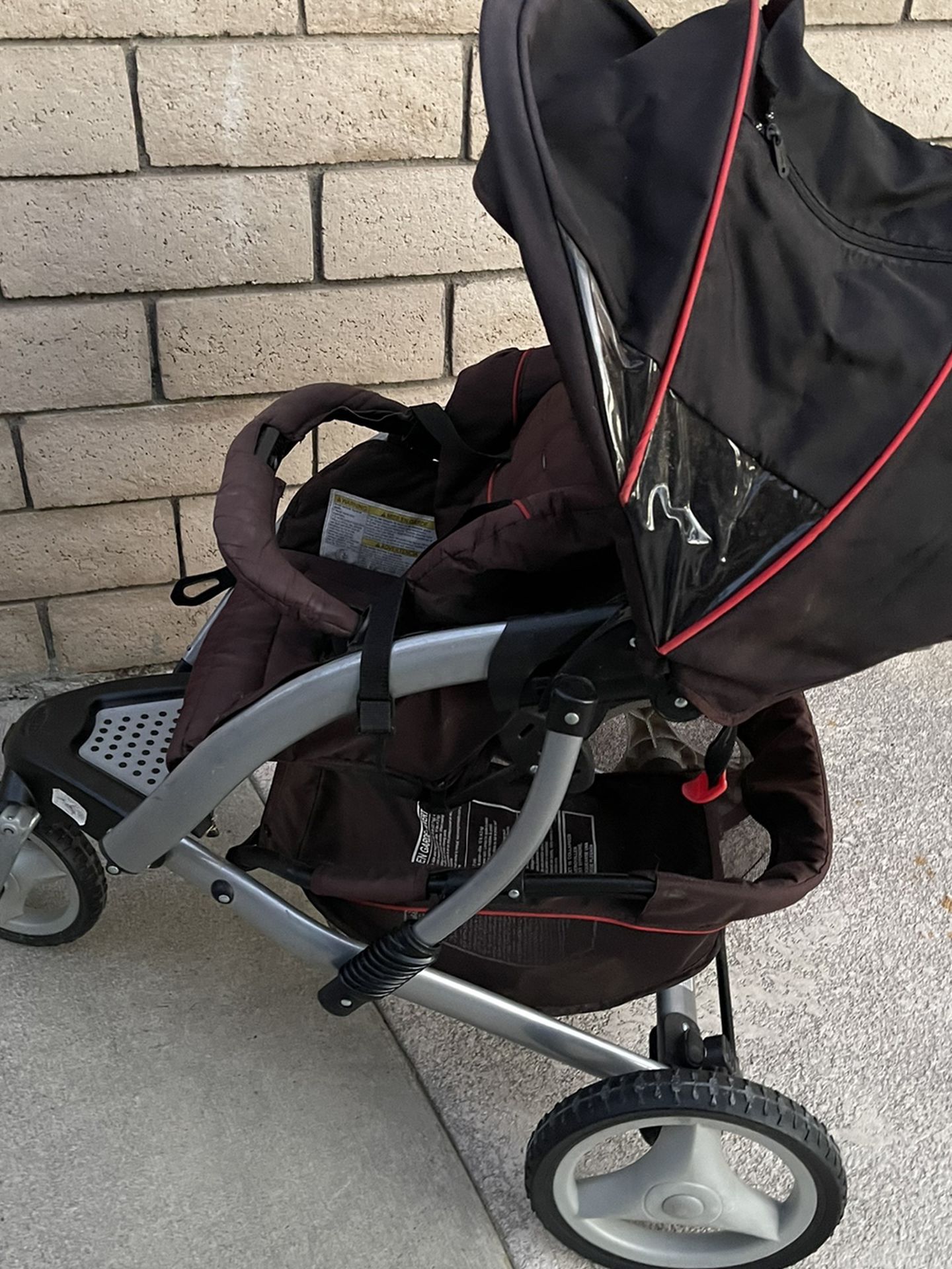 Graco Stroller With Front Wheel Lock And Swivel Function