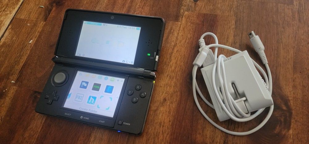 Black Nintendo 3DS w/ Charger & Stylus